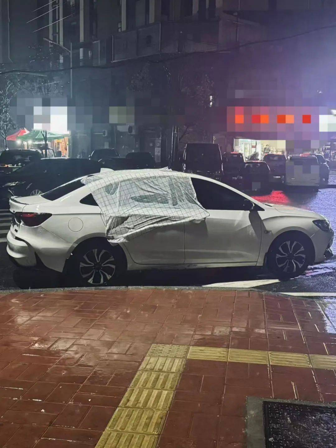 皇冠信用需要押金吗_暖心！司机离开车窗未关严皇冠信用需要押金吗，店主用桌布遮盖车窗帮其挡雨
