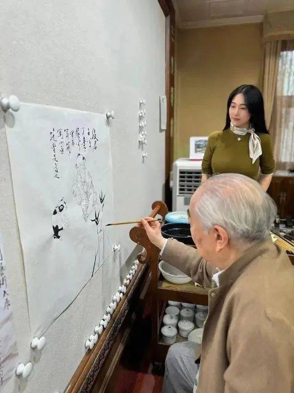 正版皇冠信用网出租_“失联风波”过后正版皇冠信用网出租，87岁画家范曾首次公开露面，发文称喜获独子、迁入新居，与女儿继子断绝关系